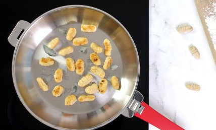Comment enlever les taches de brûlure sur une plaque à induction ?