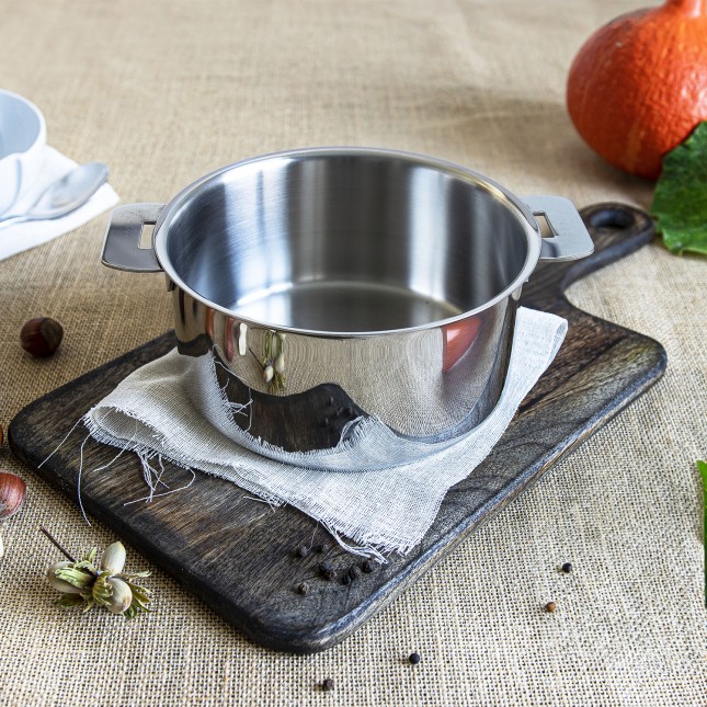 Stainless steel saucepan with removable handle 4