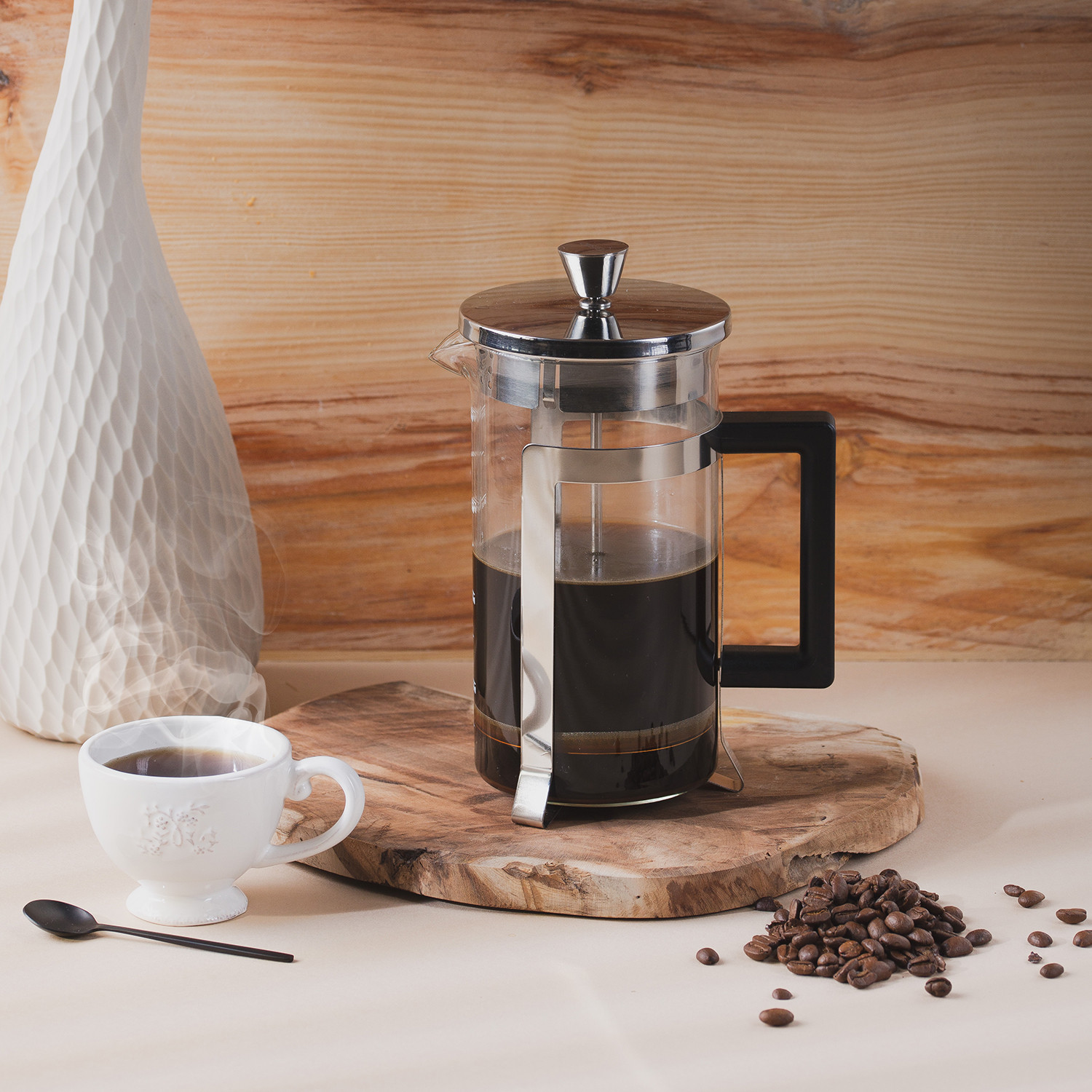 Cafetière à piston et café en grain – Le café qui fume