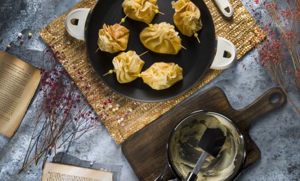 Aumônières de crêpe surprises à la crème diplomate