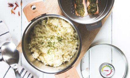 SAUMON PESTO DE CORIANDRE ET RIZ PILAF AUX OIGNONS NOUVEAUX