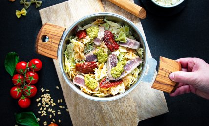 Farfalles au thon snacké et pesto