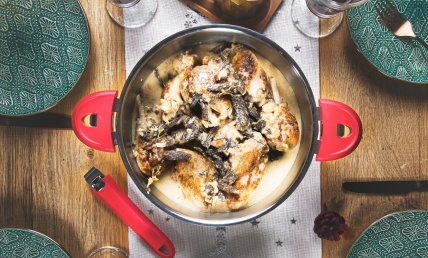 Coq au vin jaune flanqué de morilles