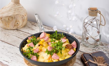 Poelée de pommes de terre à la raclette et à la saucisse de Morteau