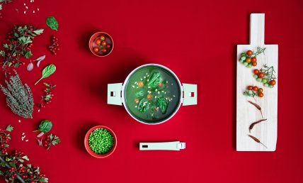 Velouté d'épinards, petit pois et tomates cerises